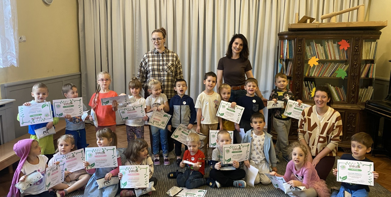 Przedszkolaki uczą się jak segregować śmieci