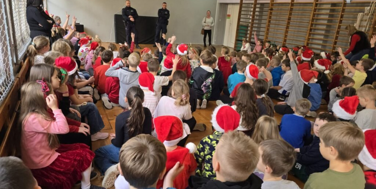 Policjanci spotkali się z dziećmi z SP nr 45