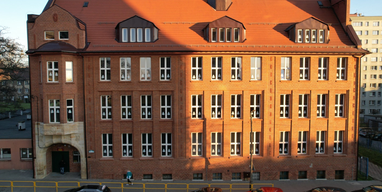 Budynek szkoły w Rozbarku wygląda pięknie