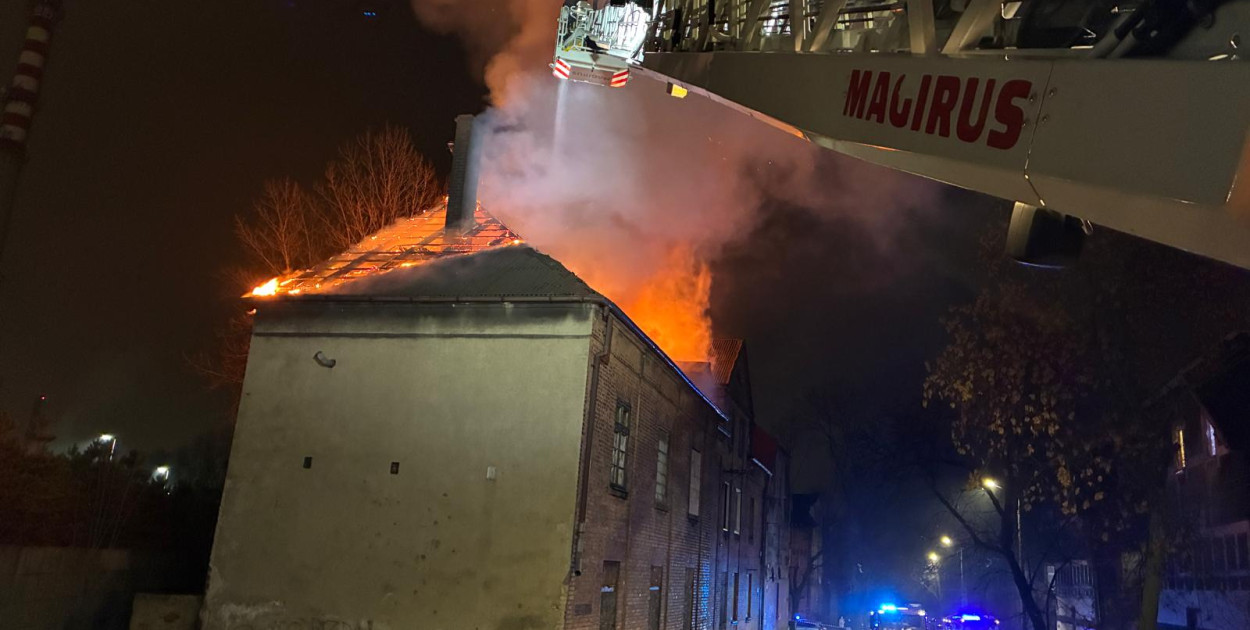 Ogień szalał na dachu pustostanu