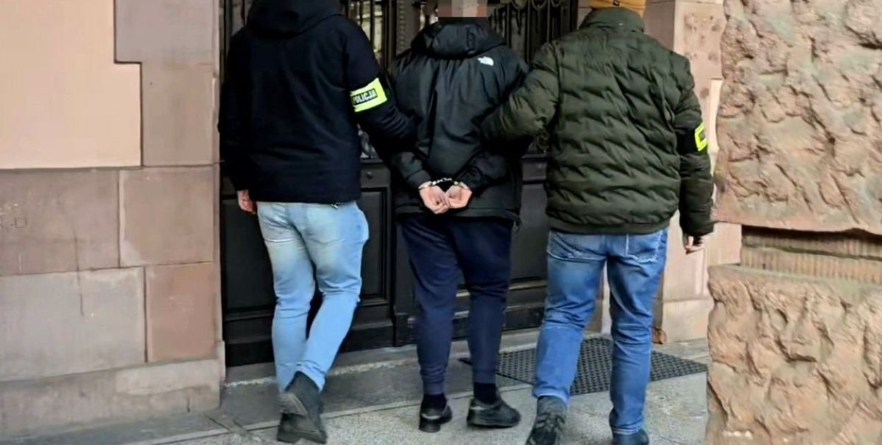 Kierowca uciekł po tym, jak na pasach potrącił starsze małżeństwo