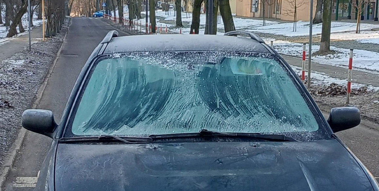 Nie odszronił szyb i potrącił kobietę na pasach