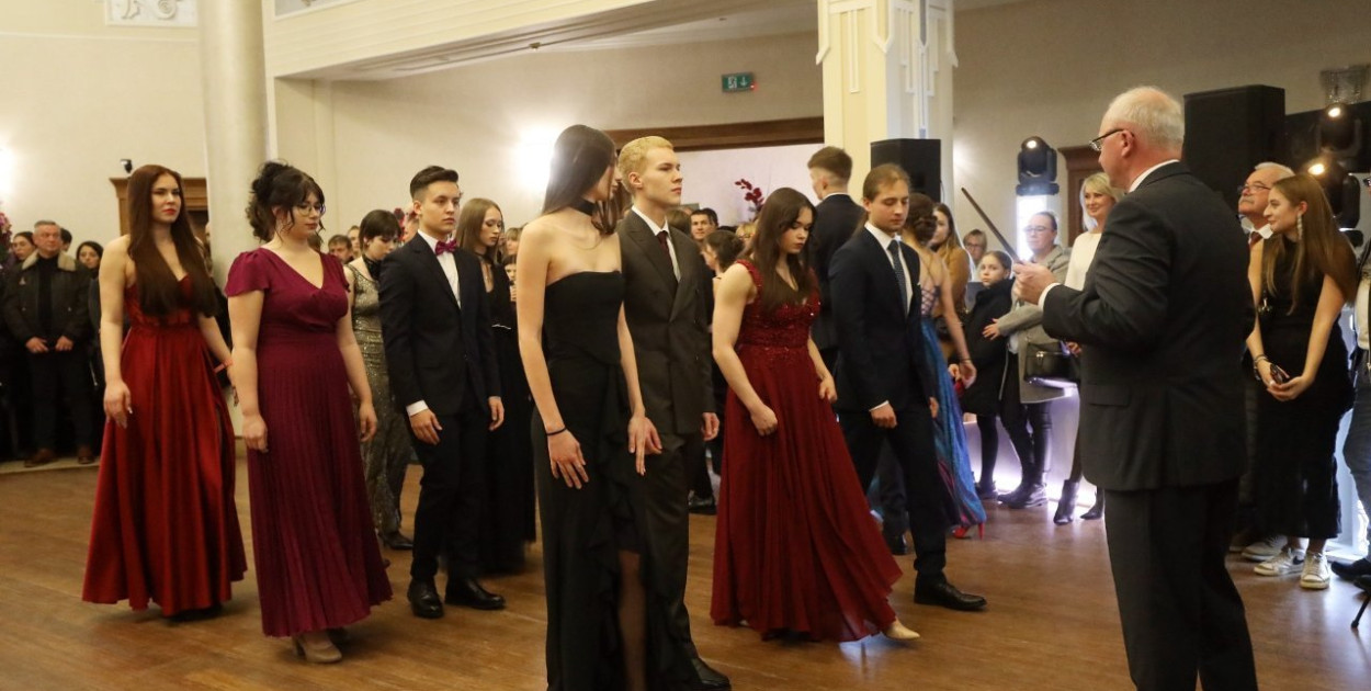 Tradycyjna szkolna uroczystość czy święto lansu?