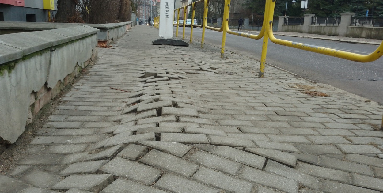 Trwają naprawy wybrzuszeń na chodnikach