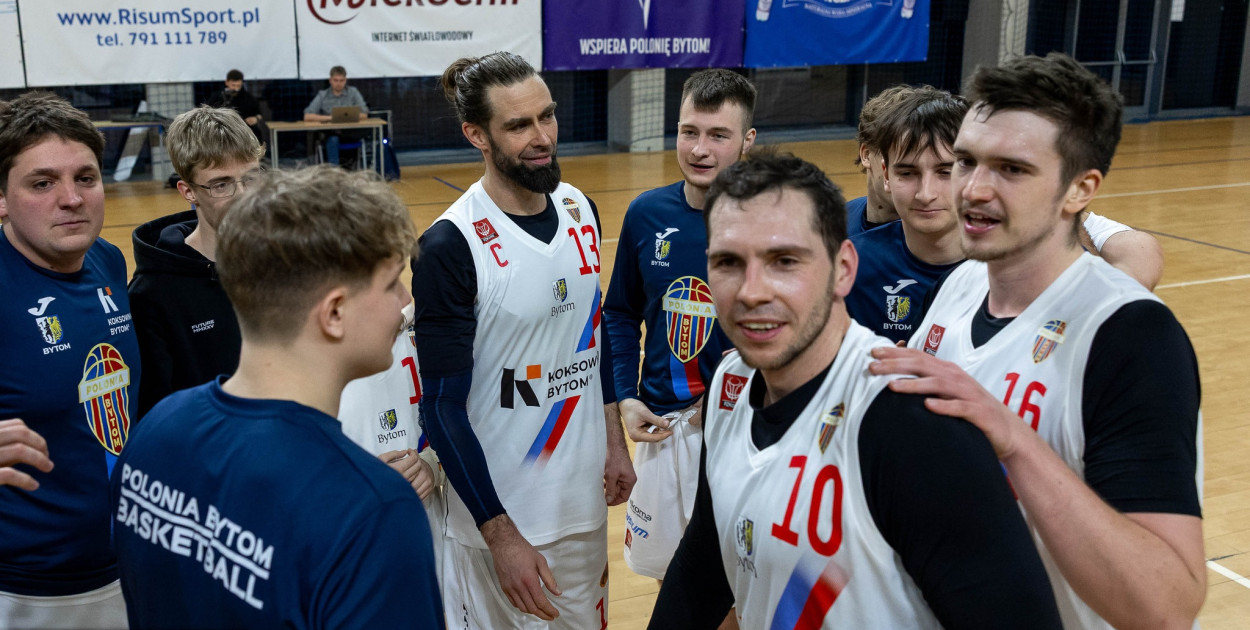 Liderzy zagrali na remis pod koszem