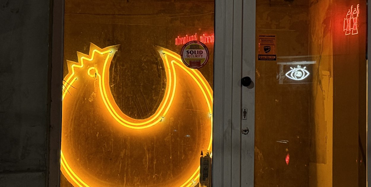 W Bytomiu świeci kolejny neon. Tym razem żółty kurczak