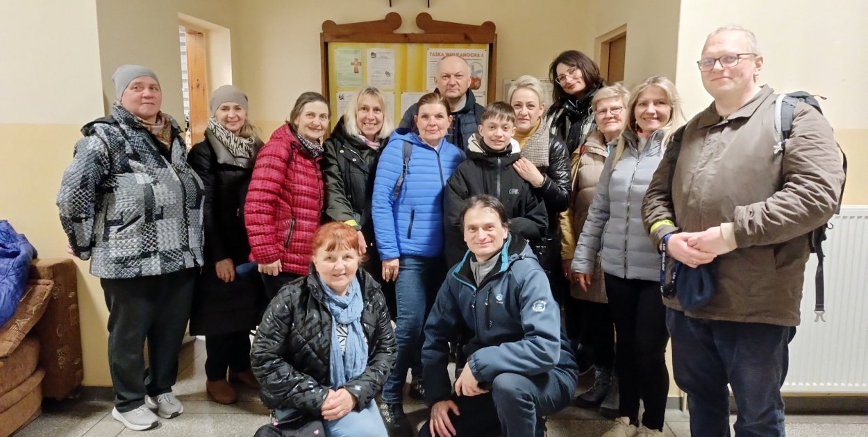 Pieszo i na rowerach z krzyżem przez miasta