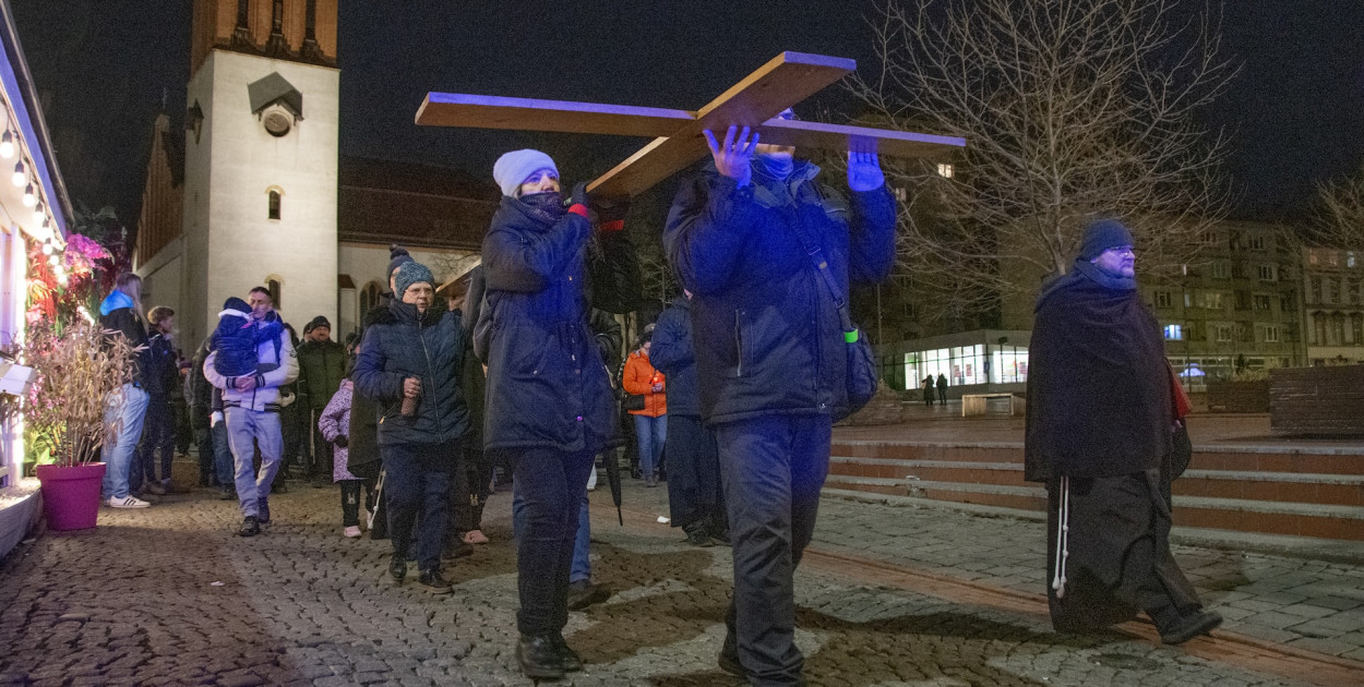 Szli z krzyżem przez miasta drogą 14 stacji