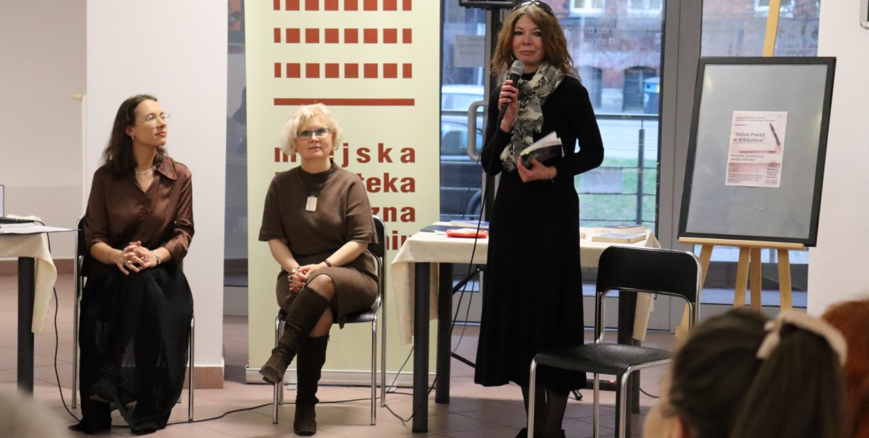 Poezja, wiosna i fotografie w miejskiej bibliotece