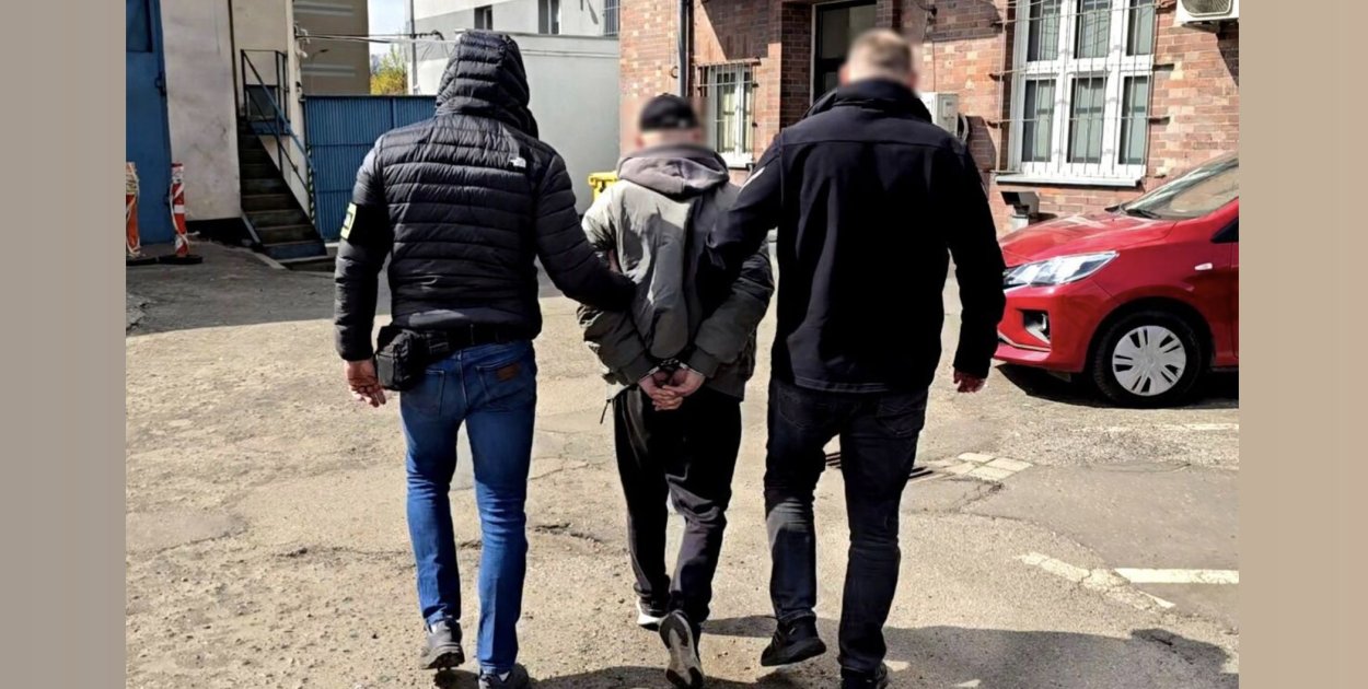 Leżał na poboczu jezdni. Po otrzymaniu pomocy zaatakował ratowników